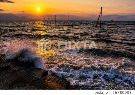 長部田海床路の夕陽 56780903