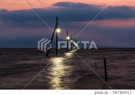 長部田海床路の夕暮れ 56780912