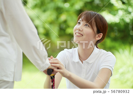 介護 手を添えるの写真素材