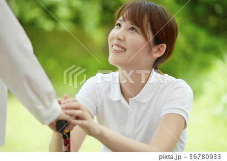 介護 手を添えるの写真素材