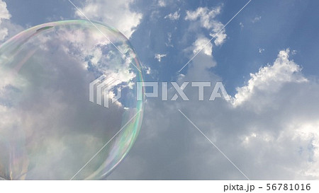 シャボン玉 青空 雲 56781016