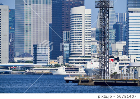 都市風景 東京湾と高層ビル群 都市風景 東京湾と高層ビル群 56781407