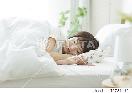 若い女性 睡眠 若い女性 睡眠 56781419