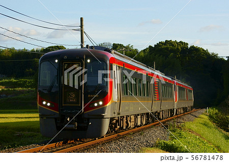 夕陽を浴び徳島を目指す2600系・うずしお 阿波踊り輸送で4両に増結 夕陽を浴び徳島を目指す2600系・うずしお 阿波踊り輸送で4両に増結 56781478