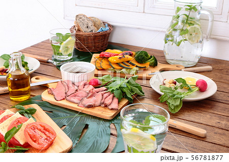 カッティングボード 三種盛り ボタニカルイメージ カッティングボード 三種盛り ボタニカルイメージ 56781877