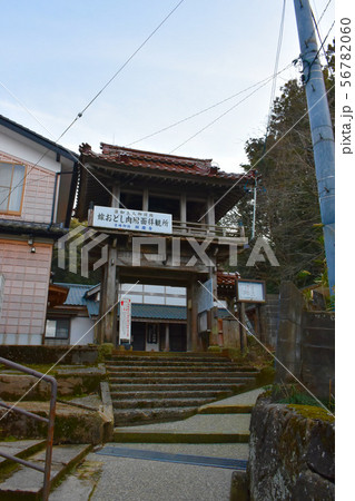 吉崎御坊跡 願慶寺正門と参道 56782060