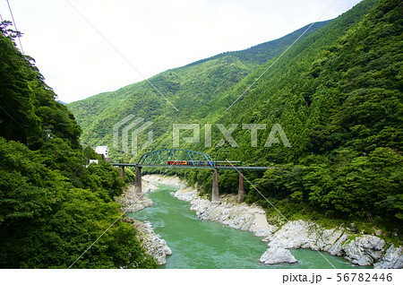 第二吉野川橋梁を徐行運転で通過するキハ185系・「四国まんなか千年ものがたり（しあわせの郷紀行）」 56782446