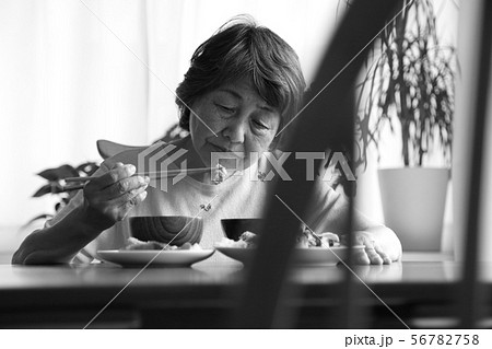 1人孤独なシニアの食事イメージ 1人孤独なシニアの食事イメージ 56782758