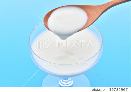 ヨーグルト（カスピ海ヨーグルト）発酵乳製品イメージ。 56782967