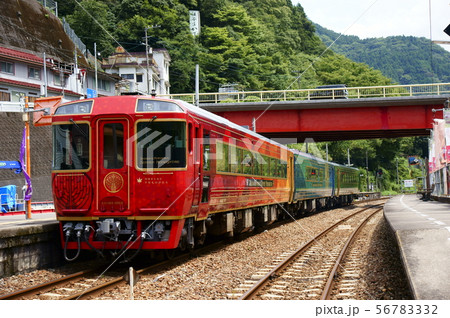 大歩危駅で出発を待つ四国まんなか千年ものがたり・しあわせの郷紀行 大歩危駅で出発を待つ四国まんなか千年ものがたり・しあわせの郷紀行 56783332