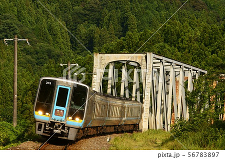 穴内川橋りょうを渡る2000系・特急南風 56783897