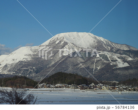 伊吹山 新幹線の車窓から 伊吹山 新幹線の車窓から 56784136