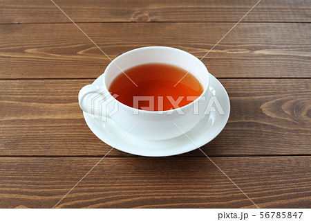 紅茶 ホット ティー カップ 木のテーブル 紅茶 ホット ティー カップ 木のテーブル 56785847