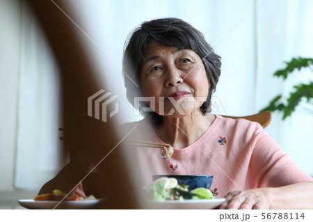 1人孤独なシニアの食事イメージ 1人孤独なシニアの食事イメージ 56788114