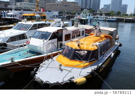 横浜港に停泊中の警戒船 56789211