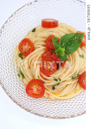 バジルとトマトの冷製パスタ 56790695