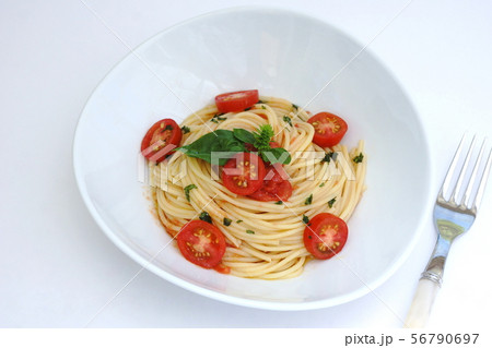 バジルとトマトの冷製パスタ 56790697