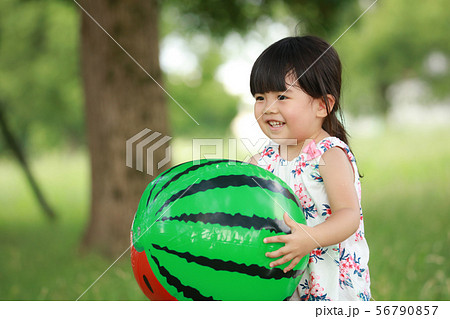 スイカのビーチボールで遊ぶ女の子の写真素材 [56790857] - PIXTA