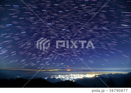 乾徳山・扇平から見る星空と富士山・甲府盆地の夜景 乾徳山・扇平から見る星空と富士山・甲府盆地の夜景 56790877
