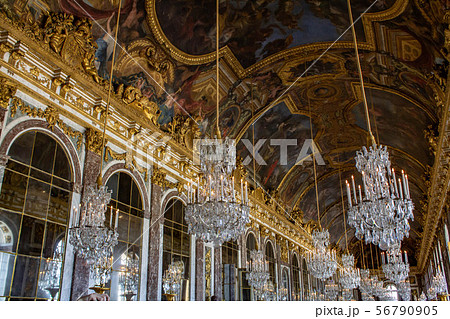 パリ：ヴェルサイユ宮殿の鏡の回廊 56790905