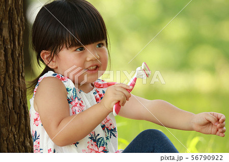 ムダ毛処理する女の子イメージ 56790922