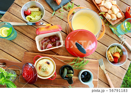 グランピング キャンプ チーズフォンデュの写真素材