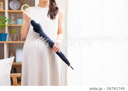 日傘を持つ妊婦 56791740