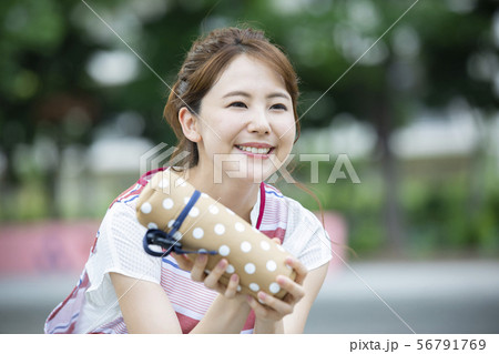 女性 保母 保育士 水筒 女性 保母 保育士 水筒 56791769