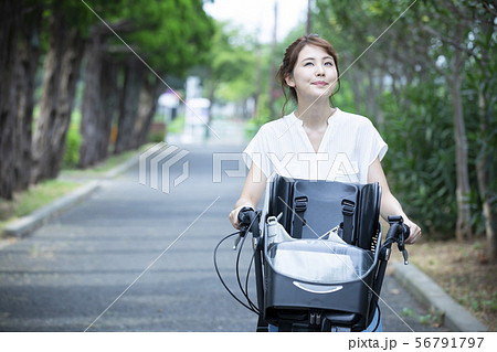 女性 ママチャリ 自転車 送り迎え 通勤 出勤 主婦の写真素材