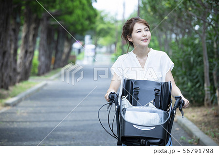 女性　ママチャリ　自転車　送り迎え　通勤　出勤　主婦 56791798
