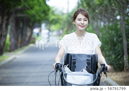 女性 ママチャリ 自転車 送り迎え 通勤 出勤 主婦 女性 ママチャリ 自転車 送り迎え 通勤 出勤 主婦 56791799