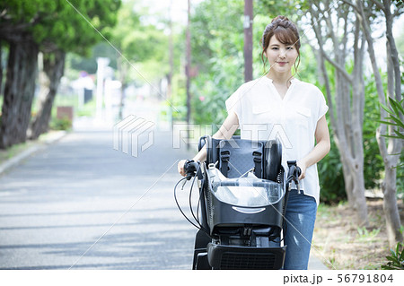 女性　ママチャリ　自転車　送り迎え　通勤　出勤　主婦 56791804
