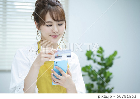 女性　店員　クレジットカード　カードリーダー　支払い　スマホ　スマートフォン　スマレジ 56791853