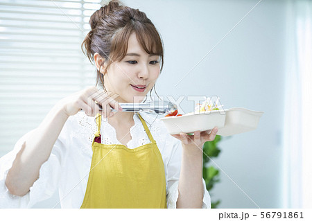 女性　店員　盛り付け　テイクアウト　惣菜 56791861