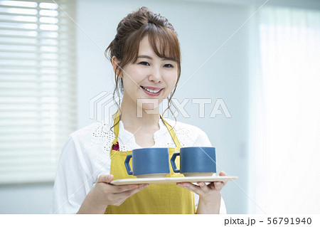 女性　店員　カフェ　マグカップ　コーヒーカップ　運ぶ 56791940
