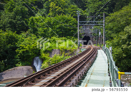 上越線土合踏切から望む清水トンネル　夏景 56793550