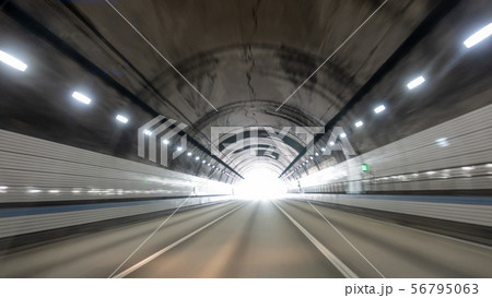 トンネル 道路 自動車 56795063