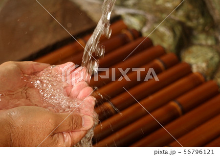 湧水　自然の恵み　男性の手 56796121