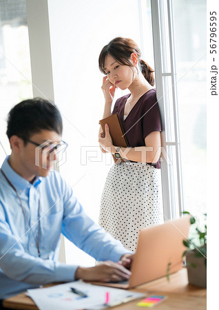 ビジネスシーン　男女 56796595