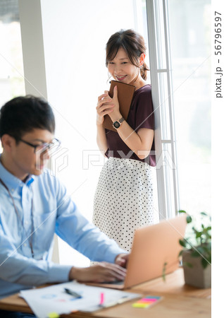 ビジネスシーン 男女 ビジネスシーン 男女 56796597