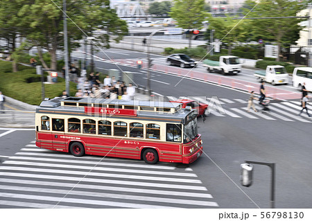 日本の横浜都市景観 「桜木町駅前」を走る「あかいくつ」バス 日本の横浜都市景観 「桜木町駅前」を走る「あかいくつ」バス 56798130