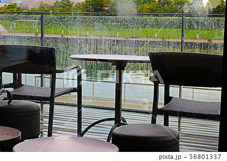 癒しの空間雨の日のカフェテラス 56801337