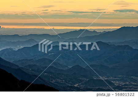 南大菩薩・大蔵高丸から見る夜明けの山並み 56801522