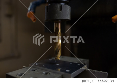 マシニングセンターで穴あけ加工 56802134