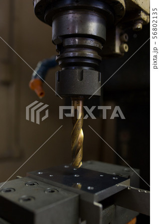 マシニングセンターで穴あけ加工 56802135