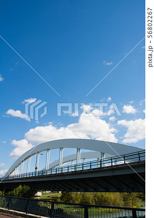 アーチ橋と青空 アーチ橋と青空 56802267