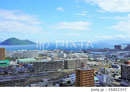 女木島(鬼ヶ島)と高松市街(手前) 女木島(鬼ヶ島)と高松市街(手前) 56802347