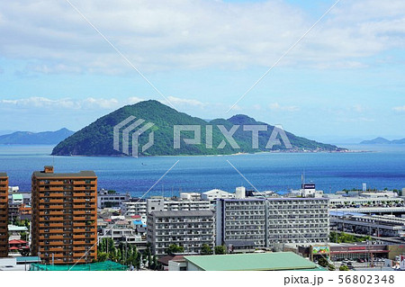 女木島(鬼ヶ島)と高松市街(手前) 女木島(鬼ヶ島)と高松市街(手前) 56802348