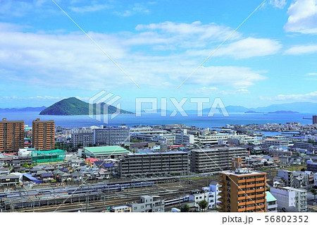 女木島（鬼ヶ島）と高松市街（手前） 56802352
