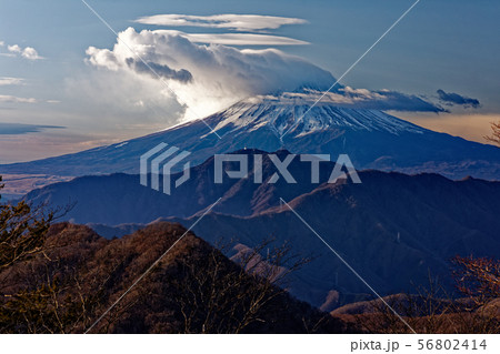 南大菩薩・ハマイバ丸付近から見る雪雲掛かる富士山 南大菩薩・ハマイバ丸付近から見る雪雲掛かる富士山 56802414